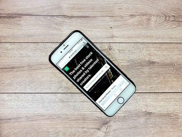 Quelles sont les étapes pour créer un jardin aromatique suspendu en utilisant des contenants recyclés ?